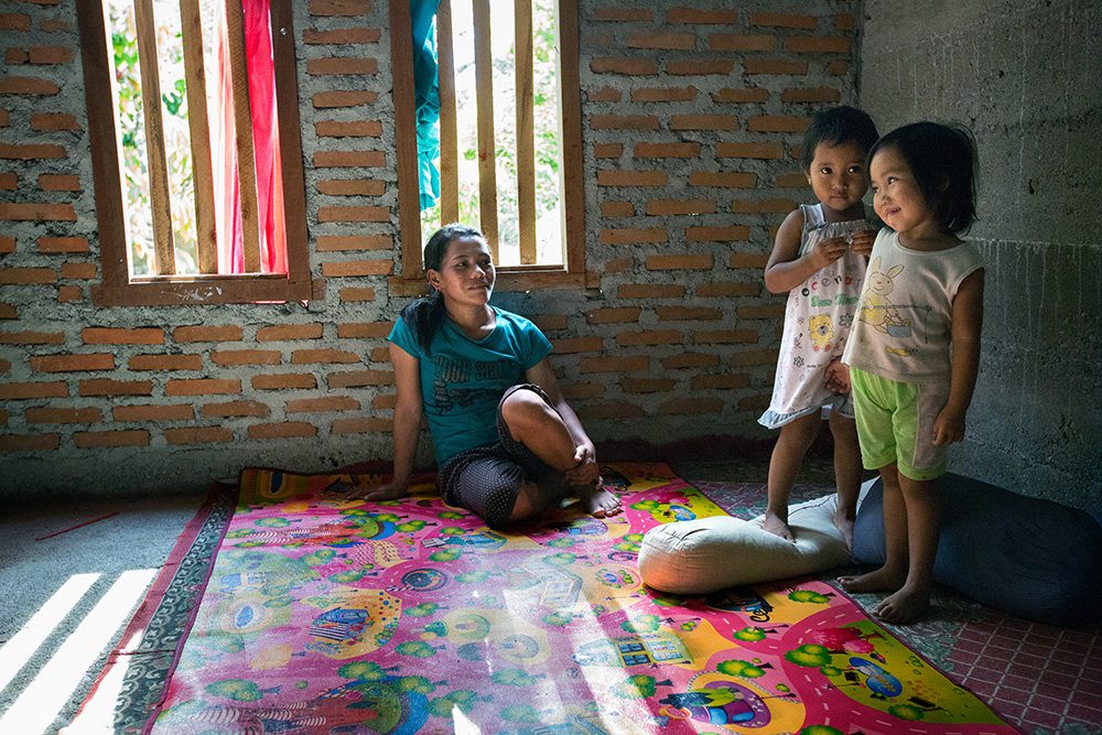 Noviana Malewa in her family house with her daughter Aisha and sister's daughter. Buyumboyo village (suburbs of Poso).