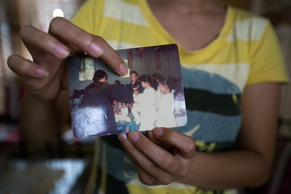 Tentena. Yulin Mbatono show a picture of her mother's uncle Kia Wundu who was mudered in Poso during the conflict.