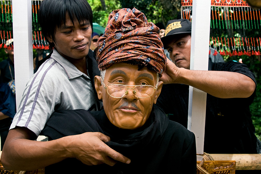 The statue portraying a deceased man is prepared for the procession. The statue as well as the coffin will be carried during the walk in the village and return to the ceremony place at the end.