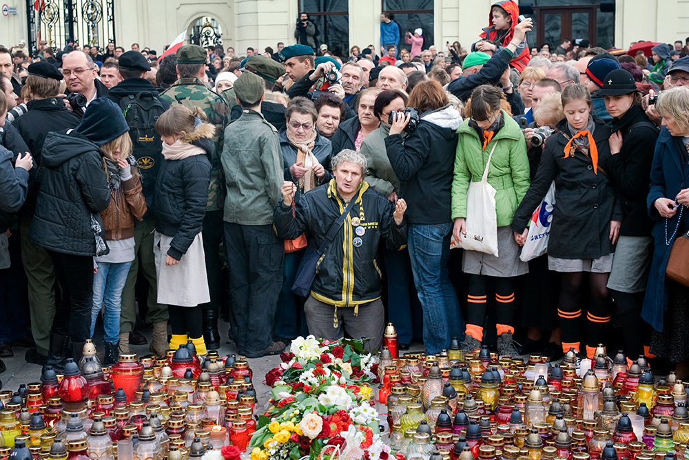 Warsaw, 10th of April 2010, in front of the Presidential Palace. Few hours after plane crash and death of the President Lech Kaczyński. People burn candles and pray.