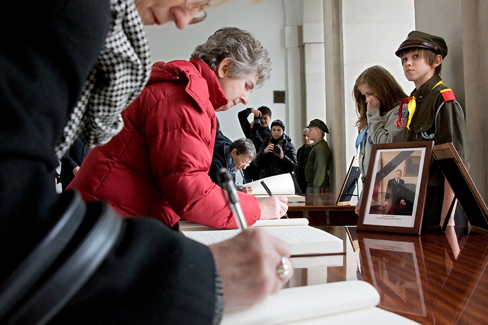People sign in a book of condolence, Presidential Palace.