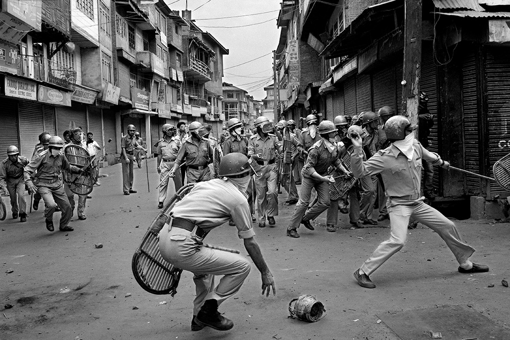 Indian Central Reserve Police Force fight with local youths who throw stones at them. The riots started after two girls were found raped and murdered. The local community accuse Kashmiri police forces of this crime.